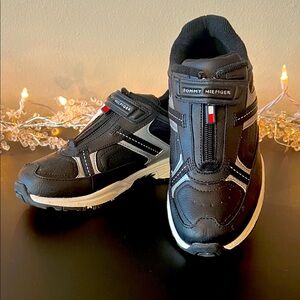 NIB Tommy Hilfiger Kids Black, Silver & White Sneakers Zip & Velcro Size 2 1/2